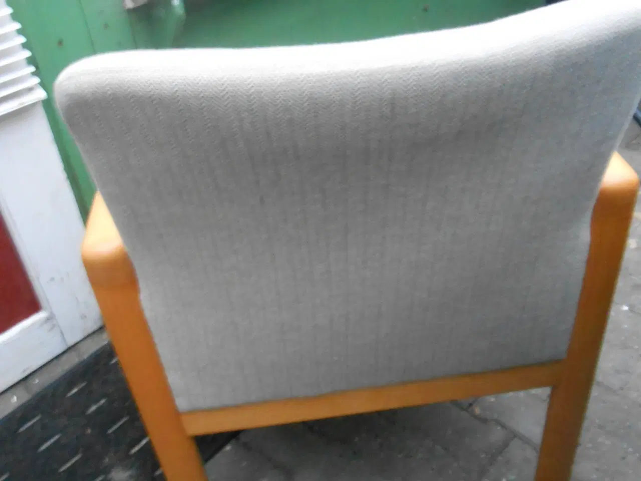 Billede 3 - Lille nem stol. Solid træ.