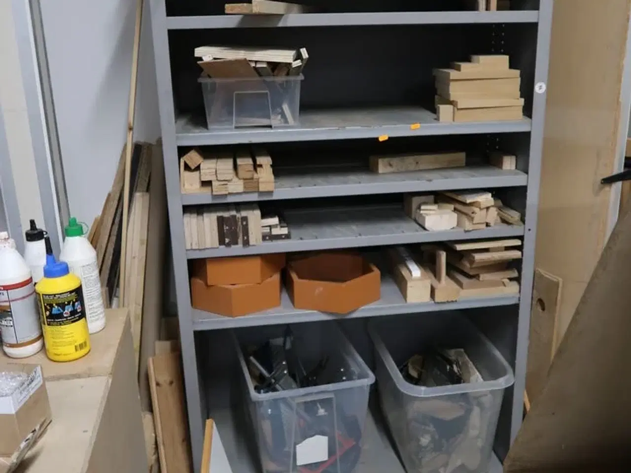 Billede 13 - Arbejdsborde/reoler med div. Varelager og værktøj