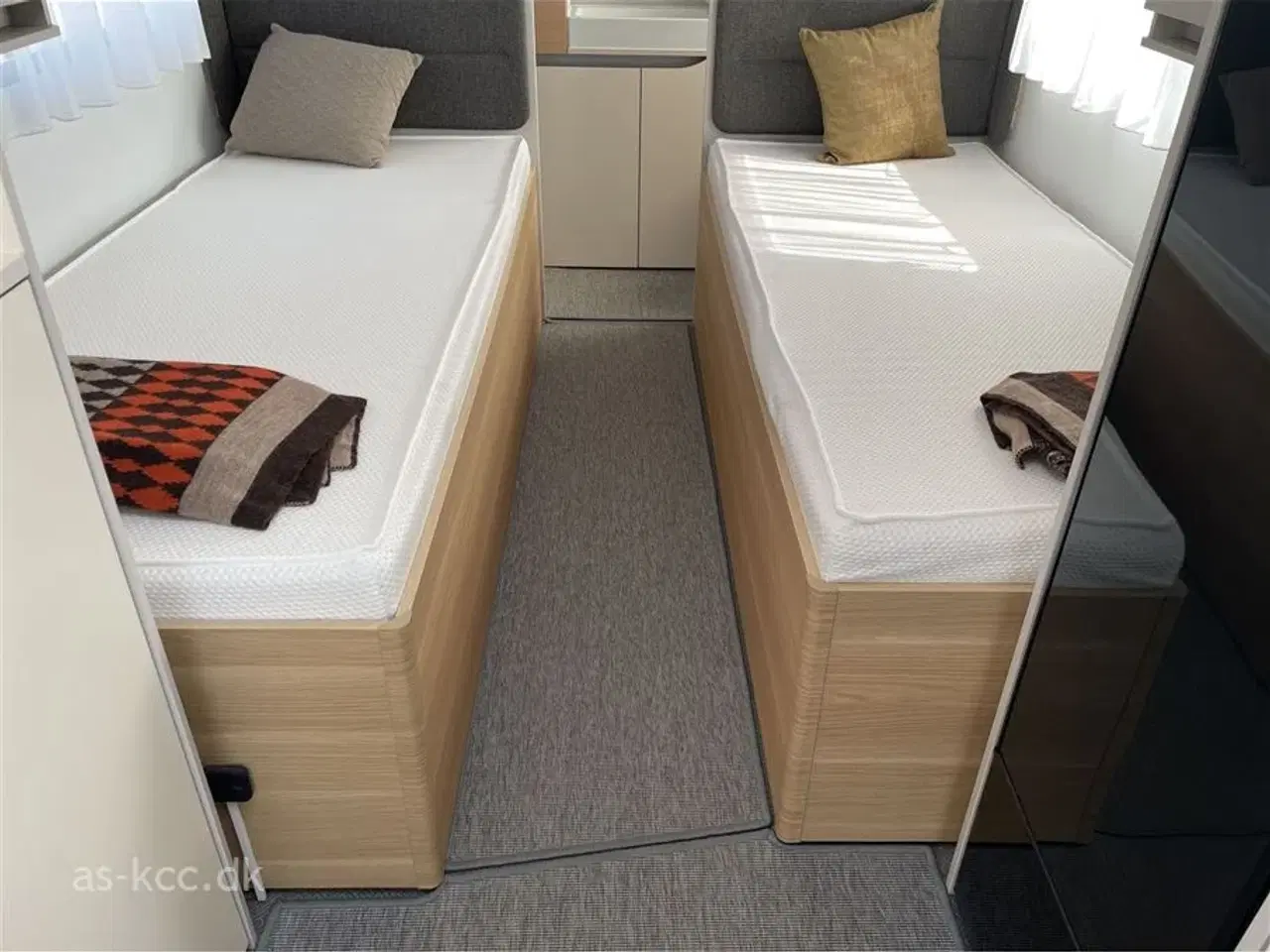 Billede 7 - 2021 - Adria Adora 572 UT   Adria Adora 572 UT årg. 2021 4 sovepladser, 5 siddepladser. Alde centralvarme., Air Con, Thule markise på taget. Alde Centralvarme.