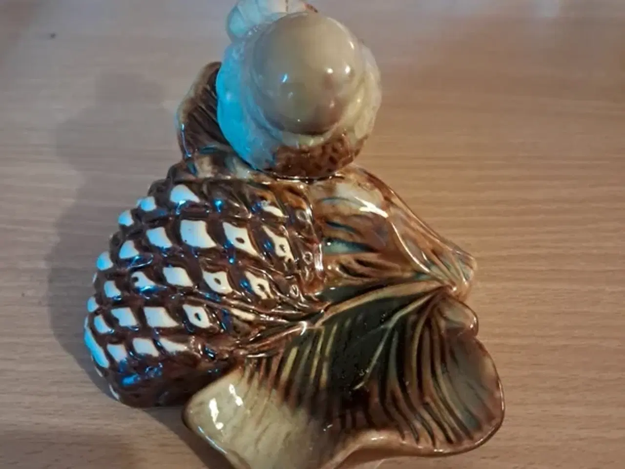 Billede 1 - Fugl på kogle