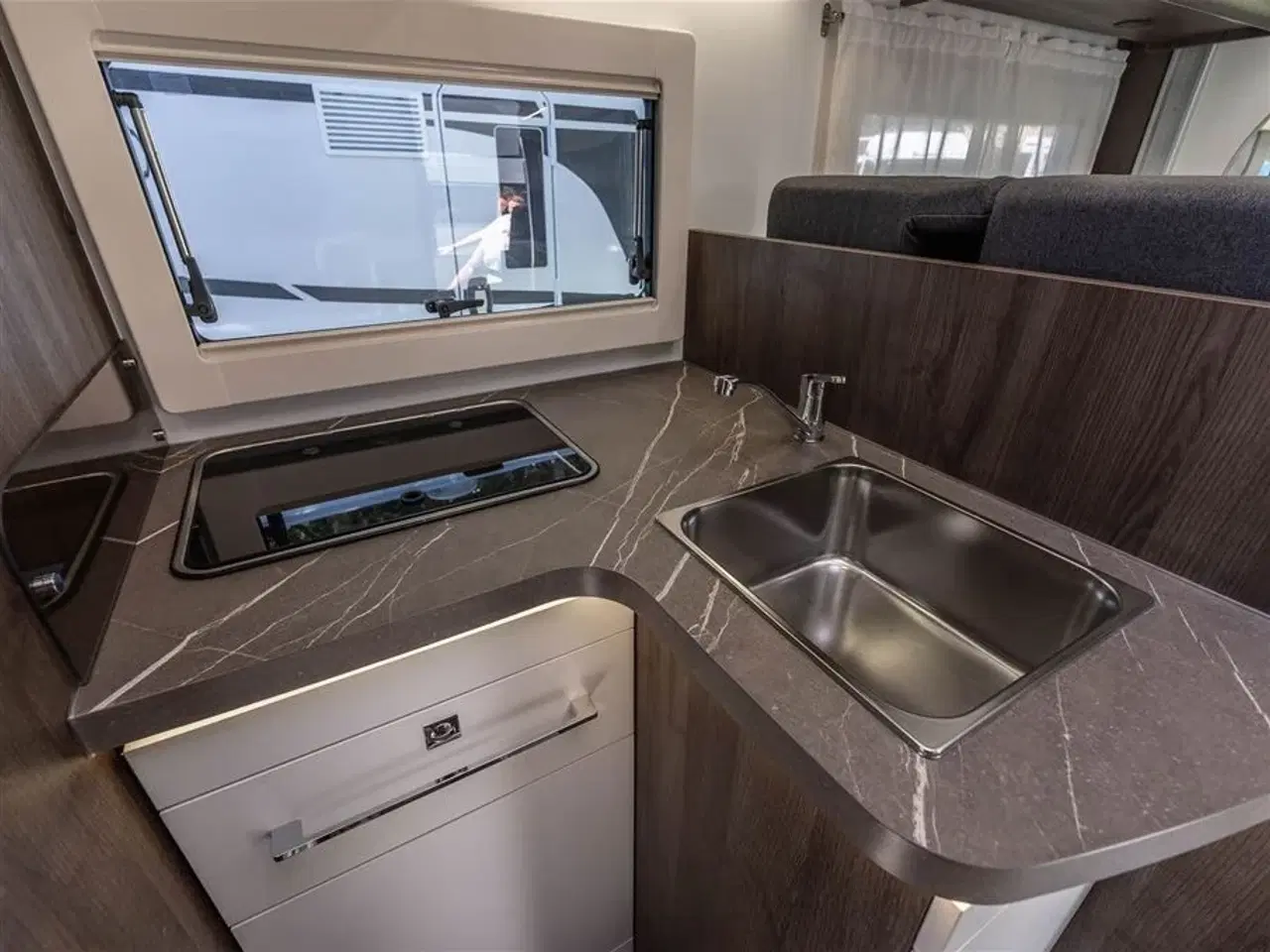 Billede 6 - 2026 - Benimar Tessoro 496   Queens bed med L-siddegruppe