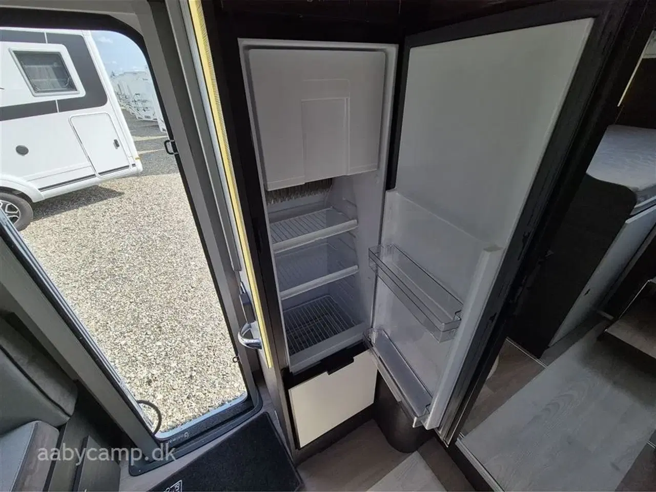 Billede 14 - 2024 - Benimar Mileo 268   NK Pakke. Automatgear. solceller. markise. 200 Ah Lithium Batteri. 2000w inverter. Maxfann. kun 16,000 km. den har fået en omgang ceramic coating så den er nem at holde.