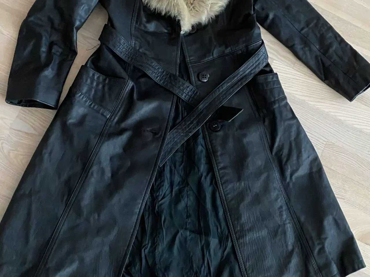 Billede 2 - Flot læderfrakke vintage, med lammeskind på kraven