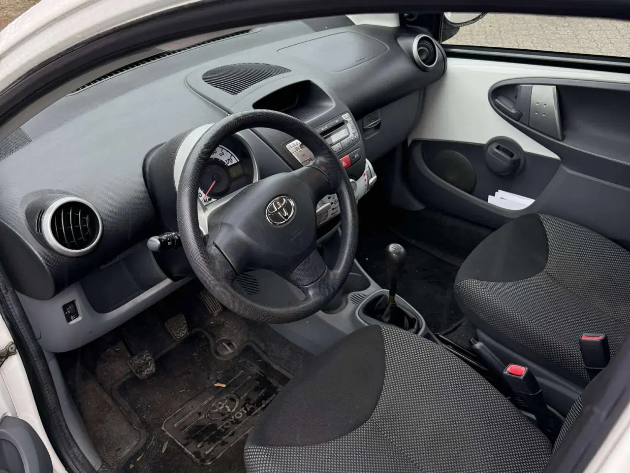 Billede 6 - Toyota Aygo 1.0 benzin • 2011 • hvid • Nysynet