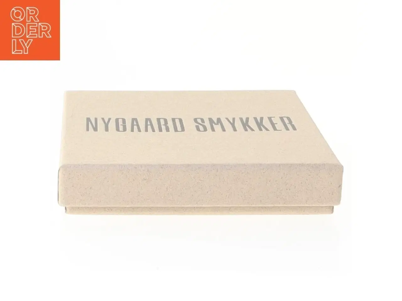 Billede 4 - Nygaard PYT armbånd - Messingarmbånd med indgravering fra Nygaard Smykker (str. 6,5 x 5 x 0,5 cm)