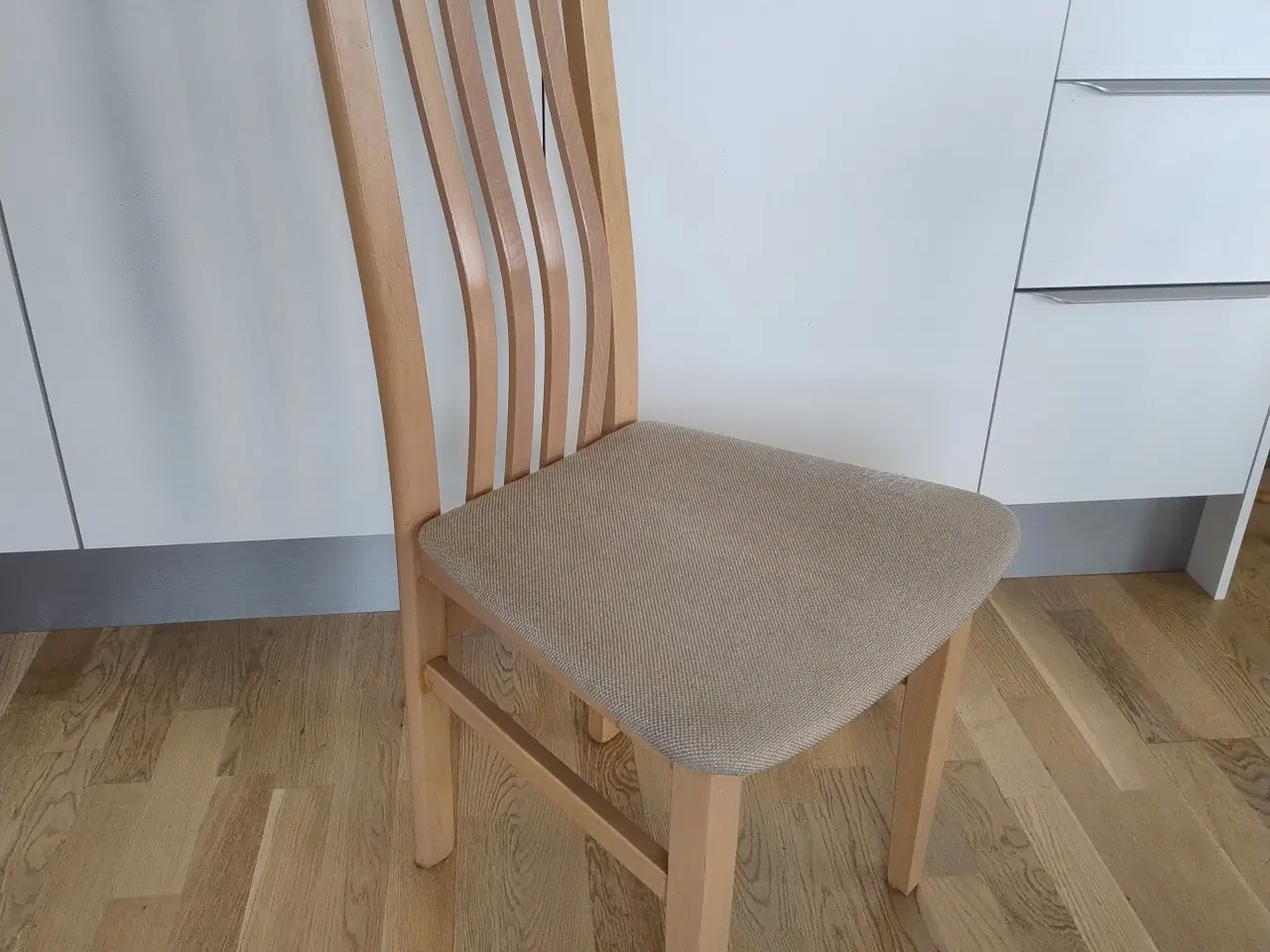 Billede 2 - Højrygget spisestuestol i bøgetræ med stofbetræk.