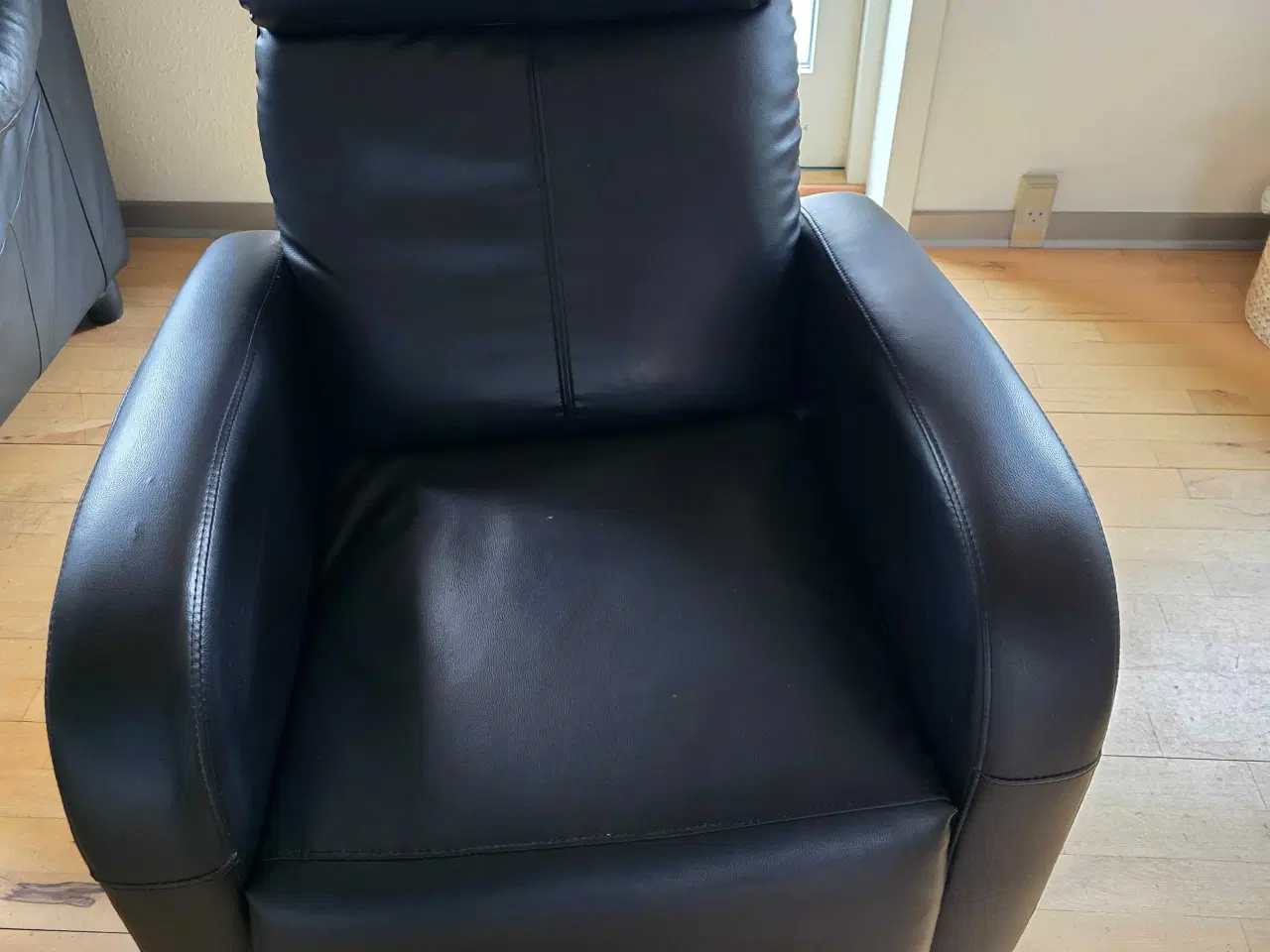 Billede 1 -  Meget velholdt Sort Lænestol i kunstlæder 