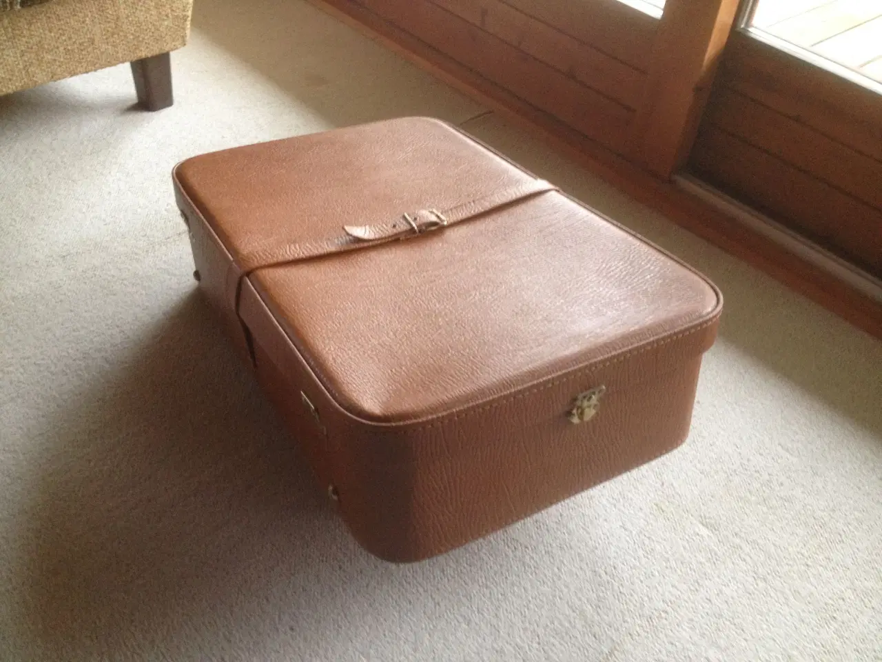 Billede 2 - Kuffert i læder, Antik med remstrop.