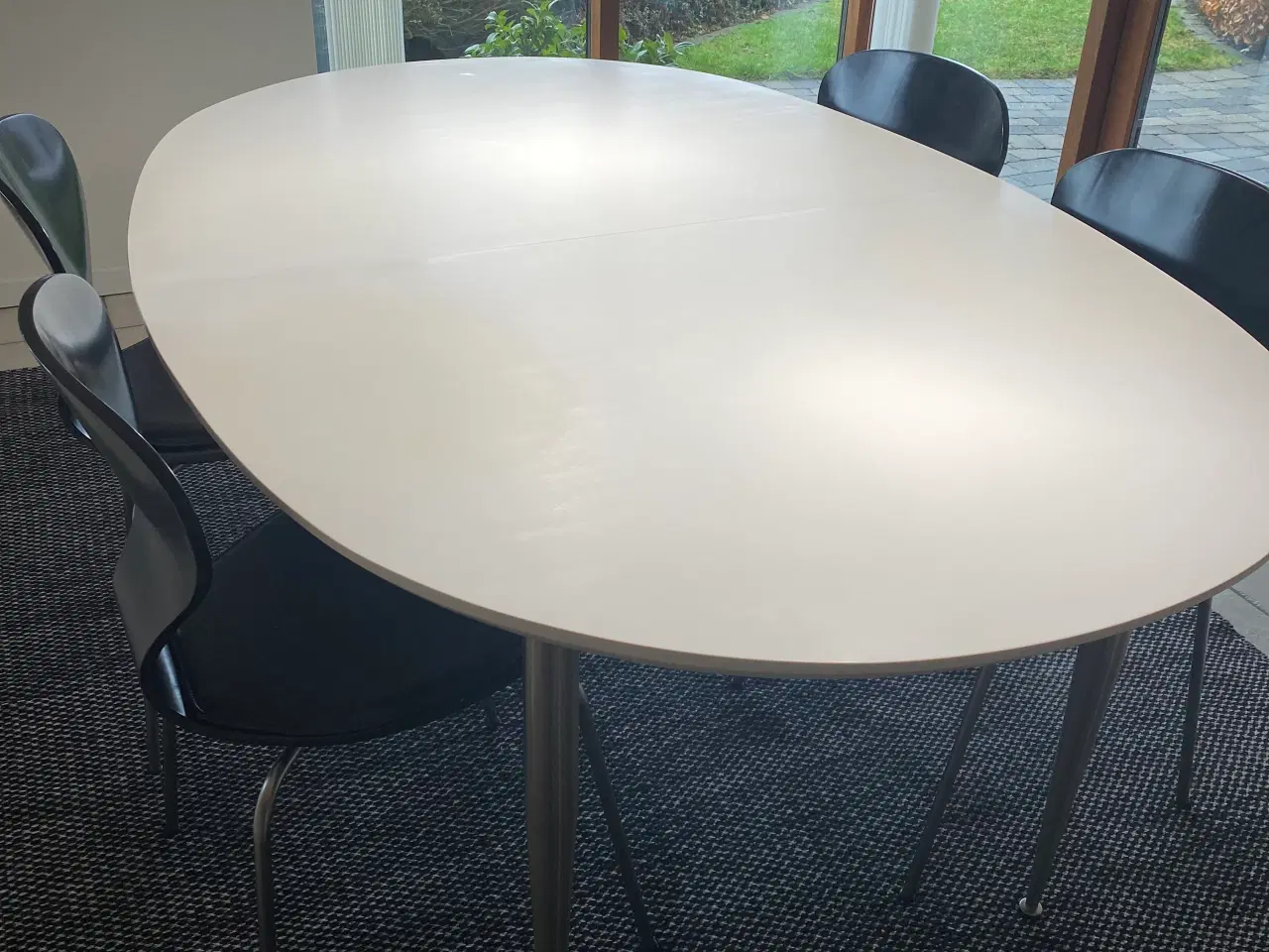 Billede 1 - Hvidt ovalt spisebord i corion 180x120 og 4 stole