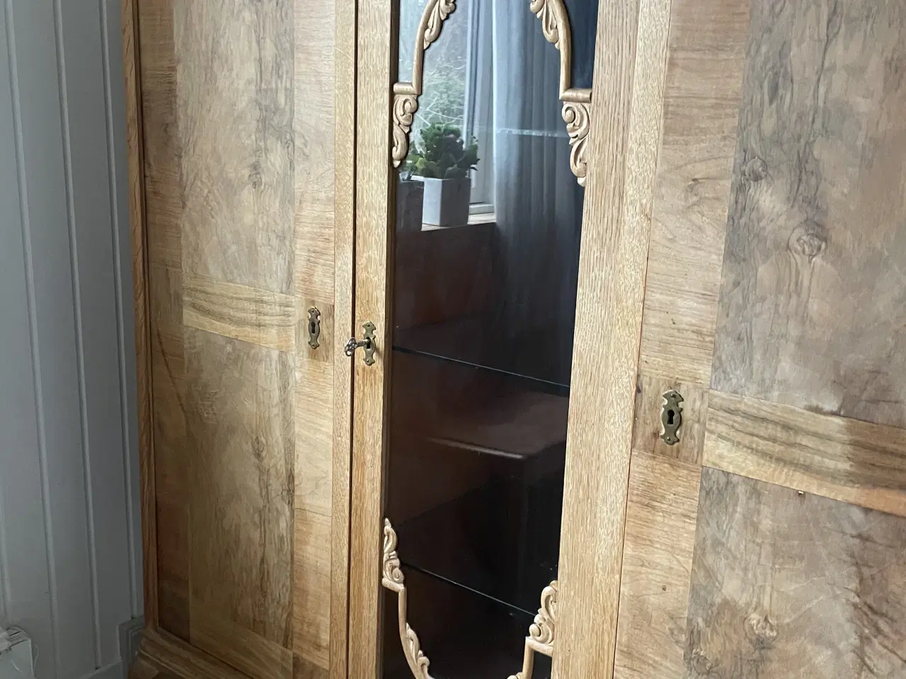 Billede 5 - Egetræs skab med hylder