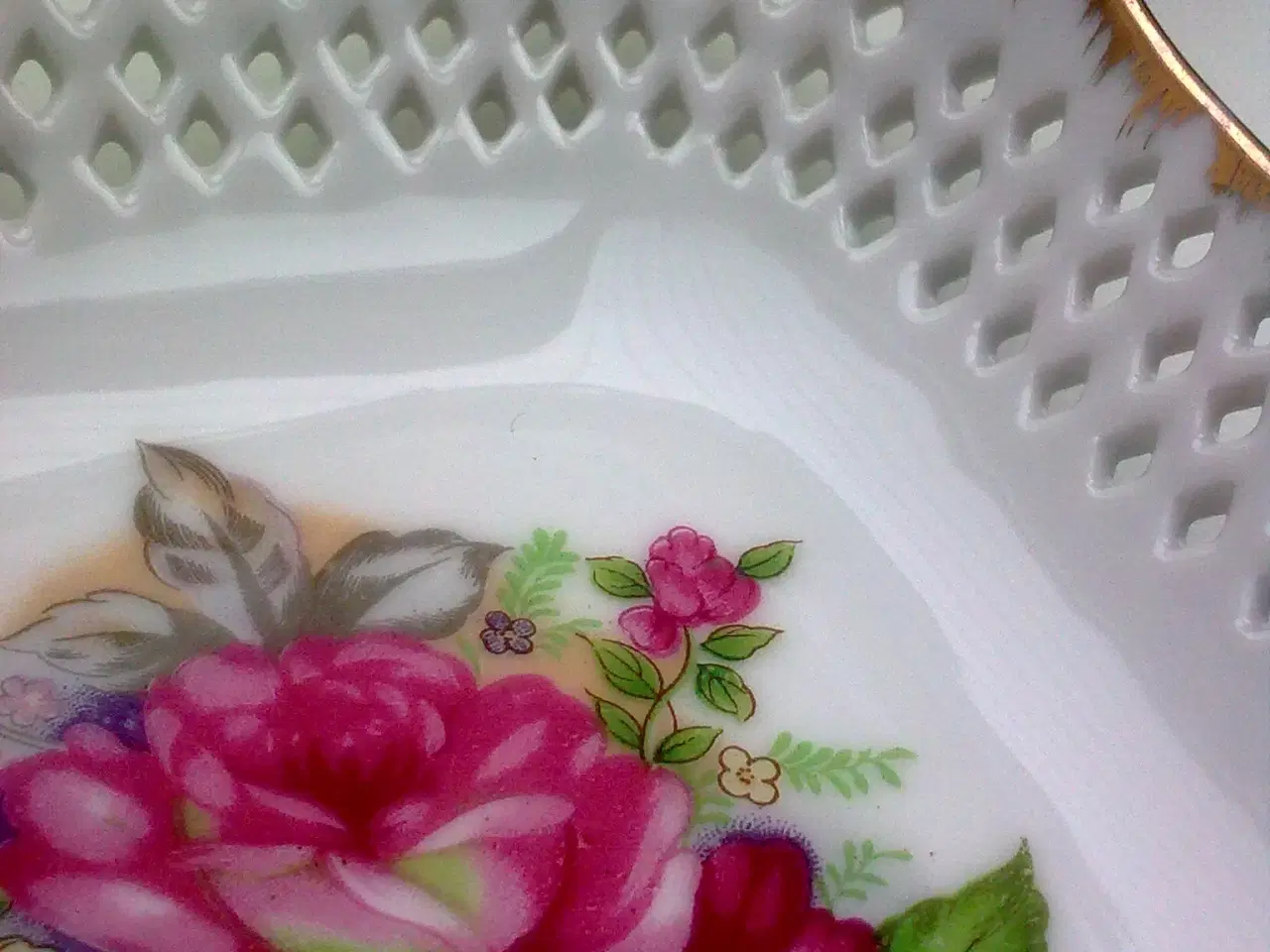 Billede 1 - ROSE kunst porcelæn udstukket kant el modelleret