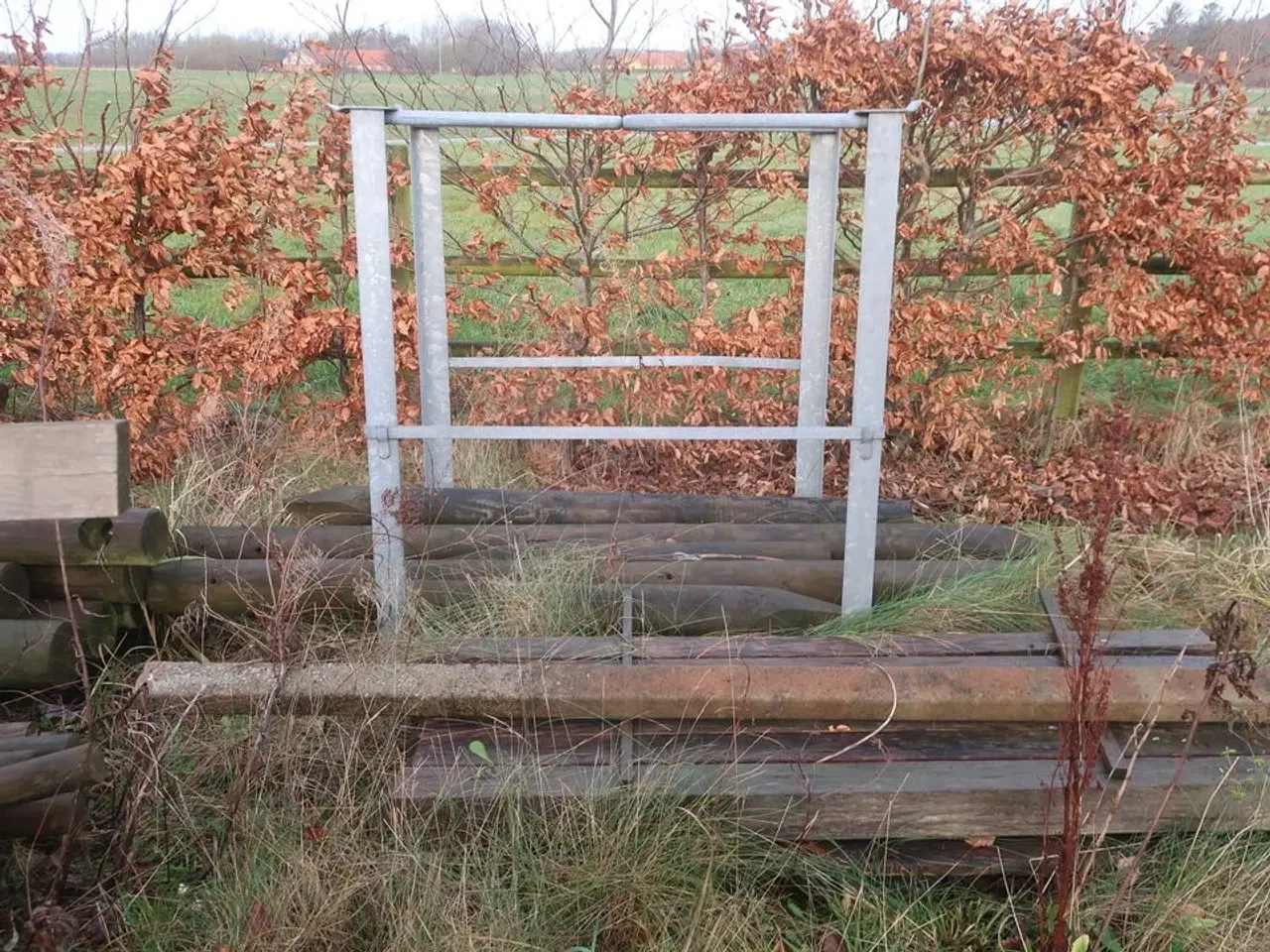Billede 15 - Div. Barreller med træ, tagplader, stolper m.m.