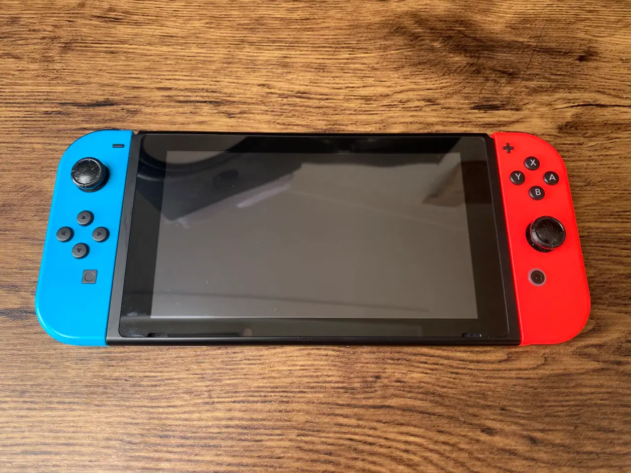 Billede 2 - Nintendo Switch med blå og rød Joy-Con