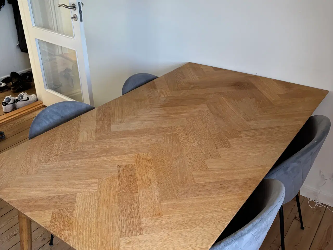 Billede 1 - Spisebord i træ med sildebensmønster