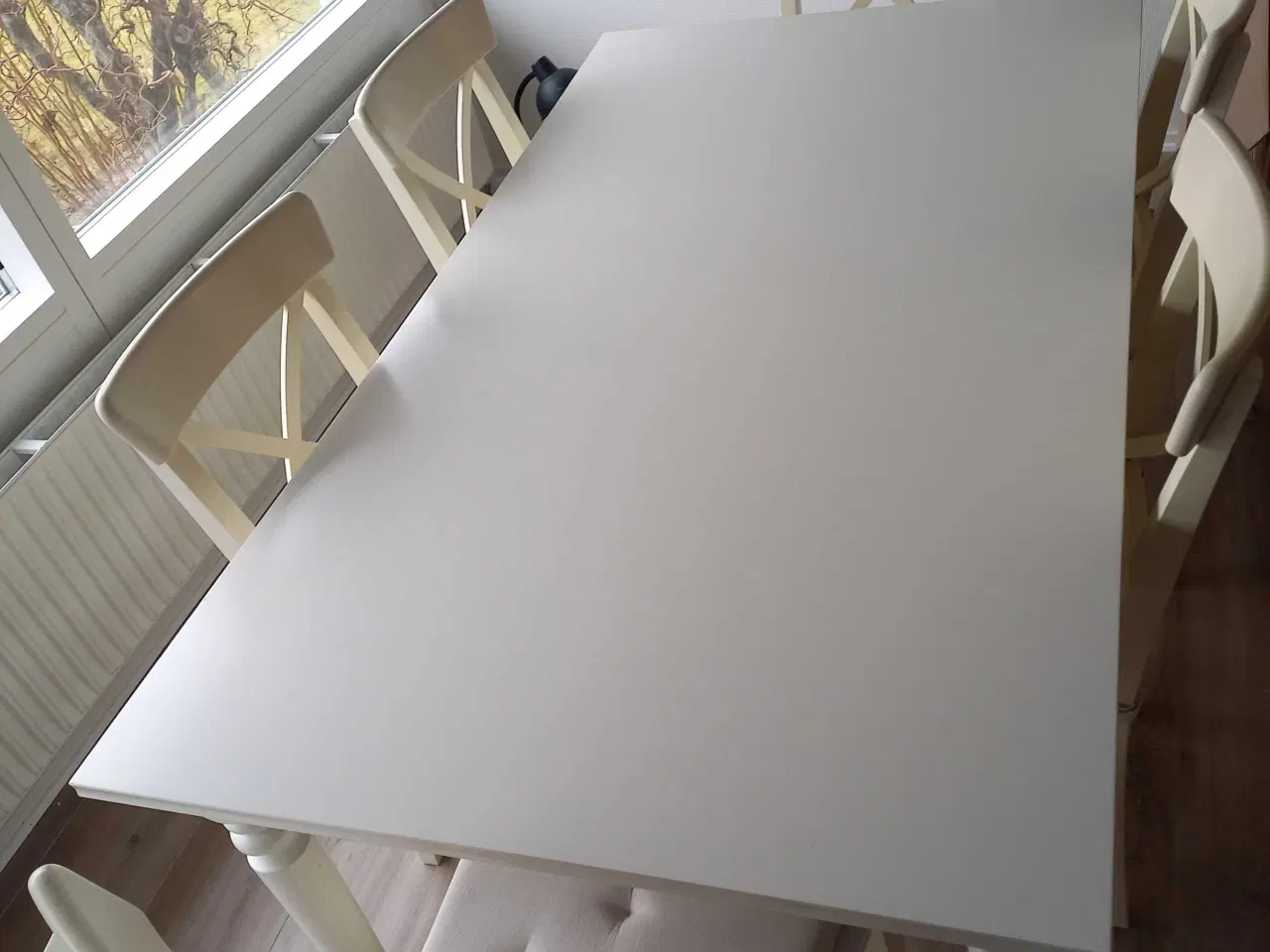 Billede 1 - Hvidt Spisebord med en tillægsplade 