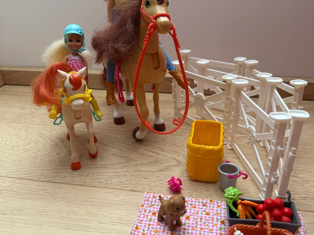 Billede 1 - Barbie, Chelsie, heste, tilbehør