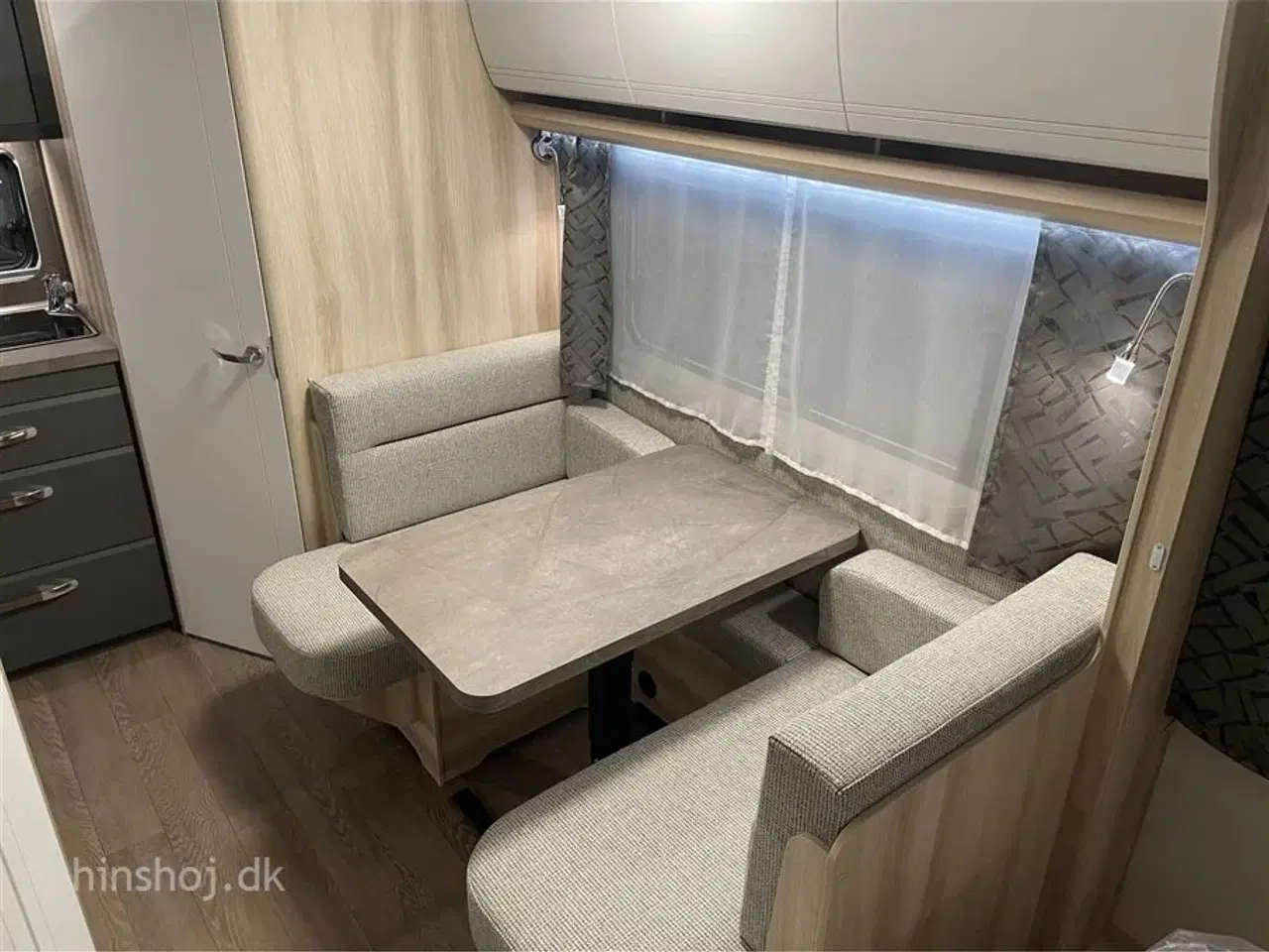 Billede 4 - 2025 - Hobby De Luxe 460 SFf   Hobby med en dejlig fritstående dobbeltseng fra Hinshøj Caravan A/S