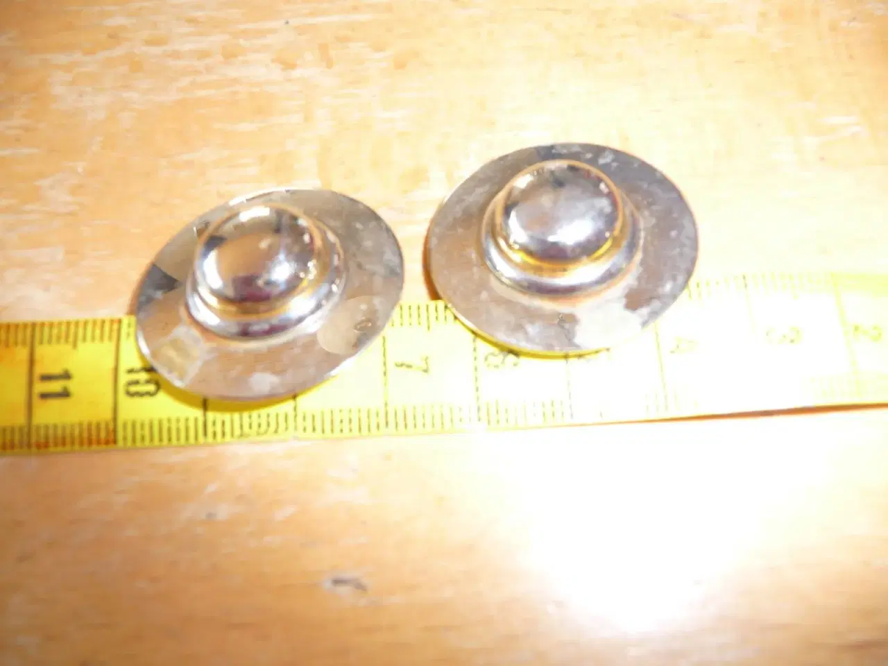 Billede 1 - 2 metal knapper der ligner en hat
