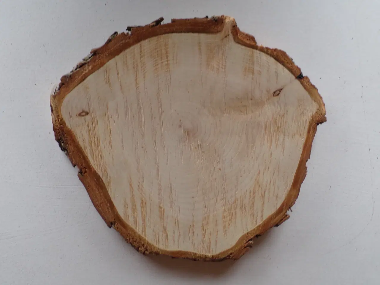 Billede 1 - NY Thuja Træskive med bark 26x24 cm
