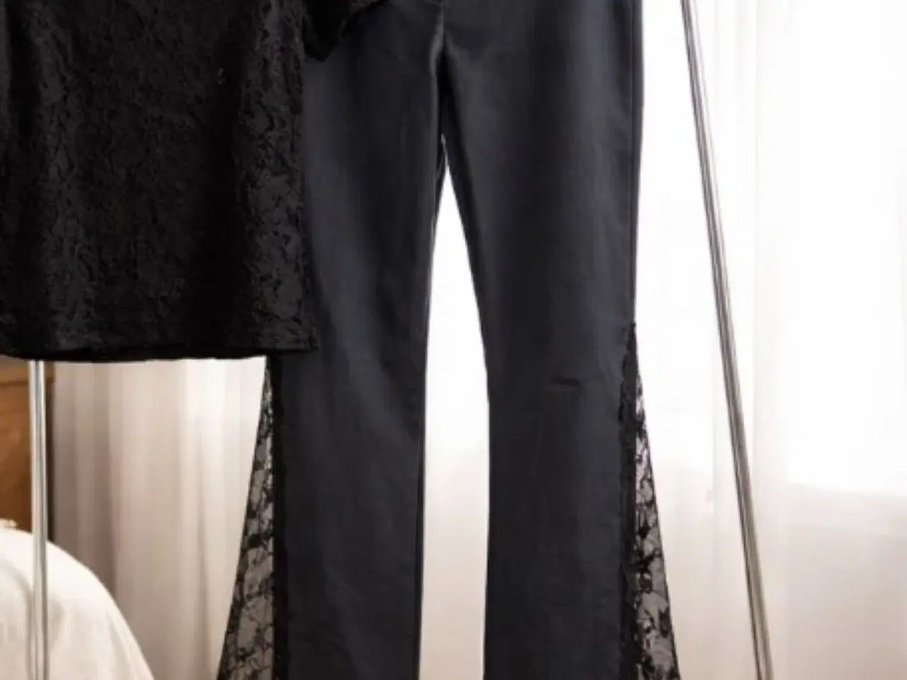 Billede 3 - Jeggins / Jeans, der er re-designet med blonde