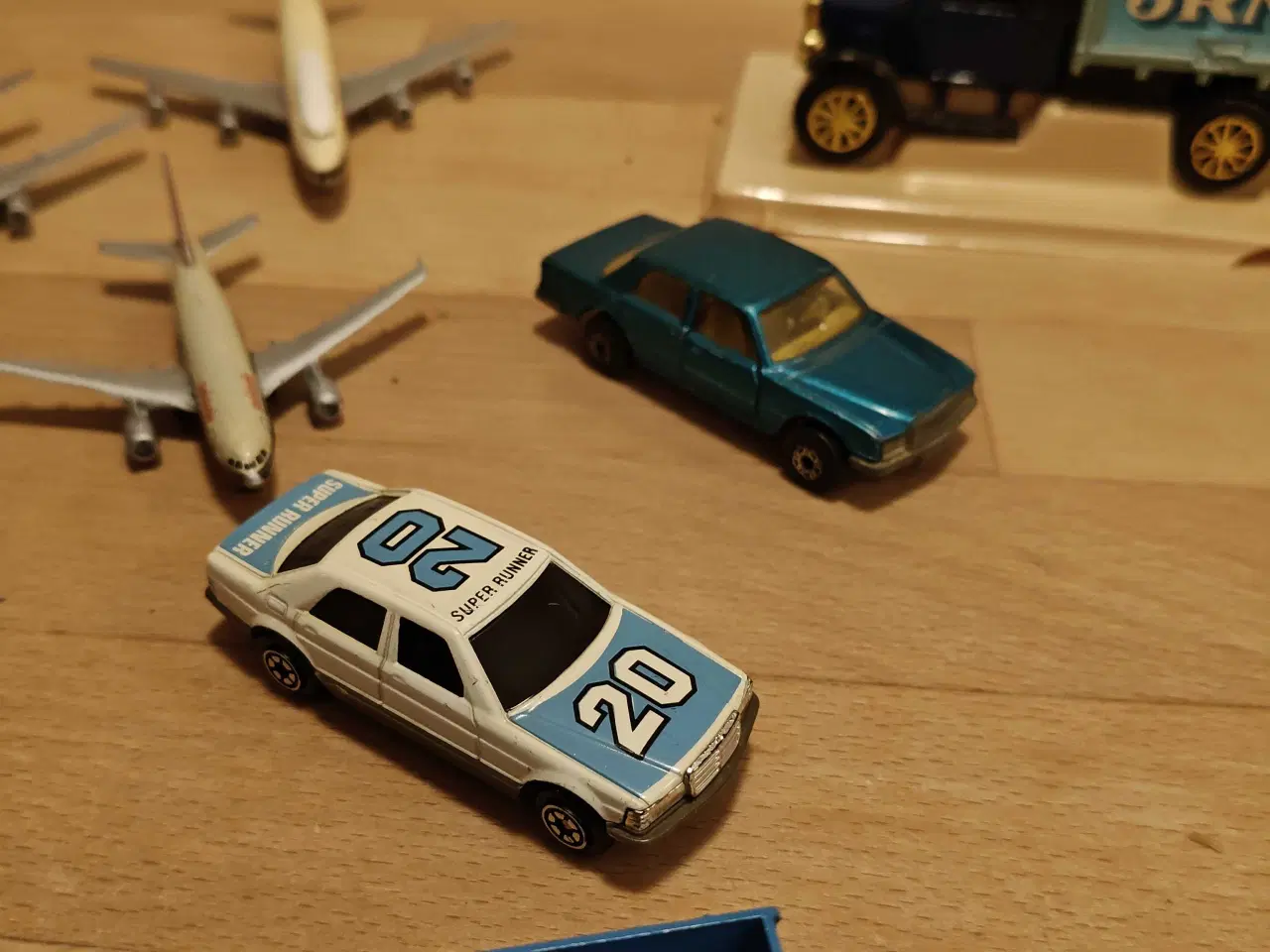 Billede 10 - Legetøjsbiler og flyver