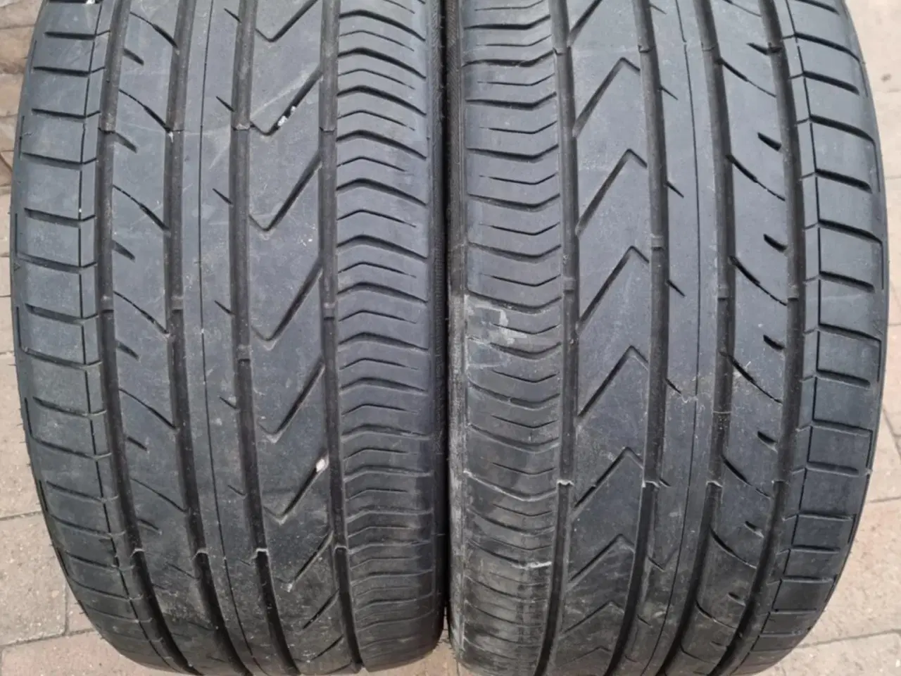 Billede 1 - 2 stk stort set nye sommerdæk