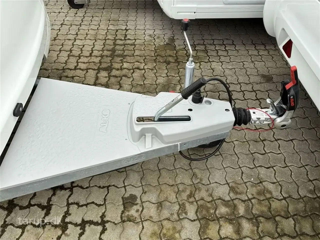 Billede 4 - 2026 - Adria Adora 663 UT Alde   ALDE centralvarme, elektrisk gulvvarme, frontkøkken, rundsiddegruppe, SmartBox gaskasse opbevaring, stort køleskab, enkeltsenge