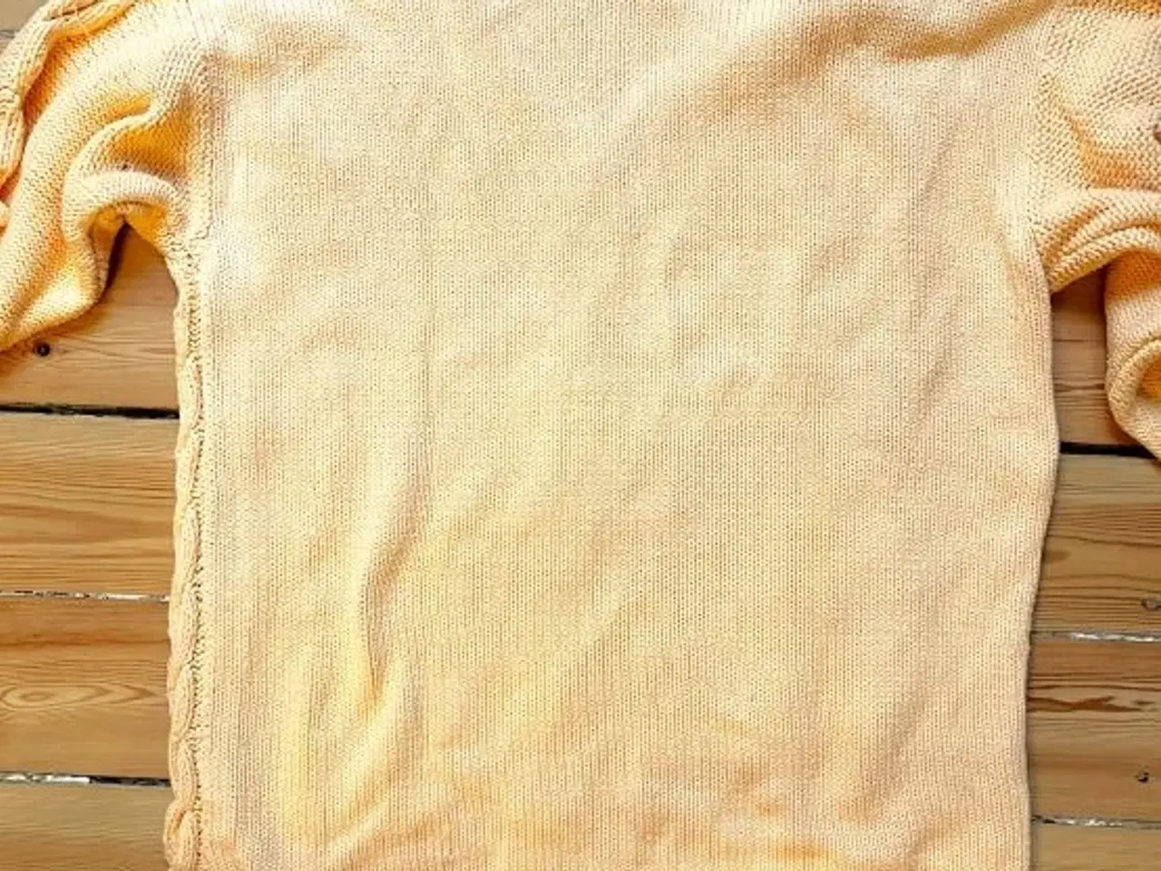 Billede 3 - Ferskenfarvet sweater med snoninger fra Estelle