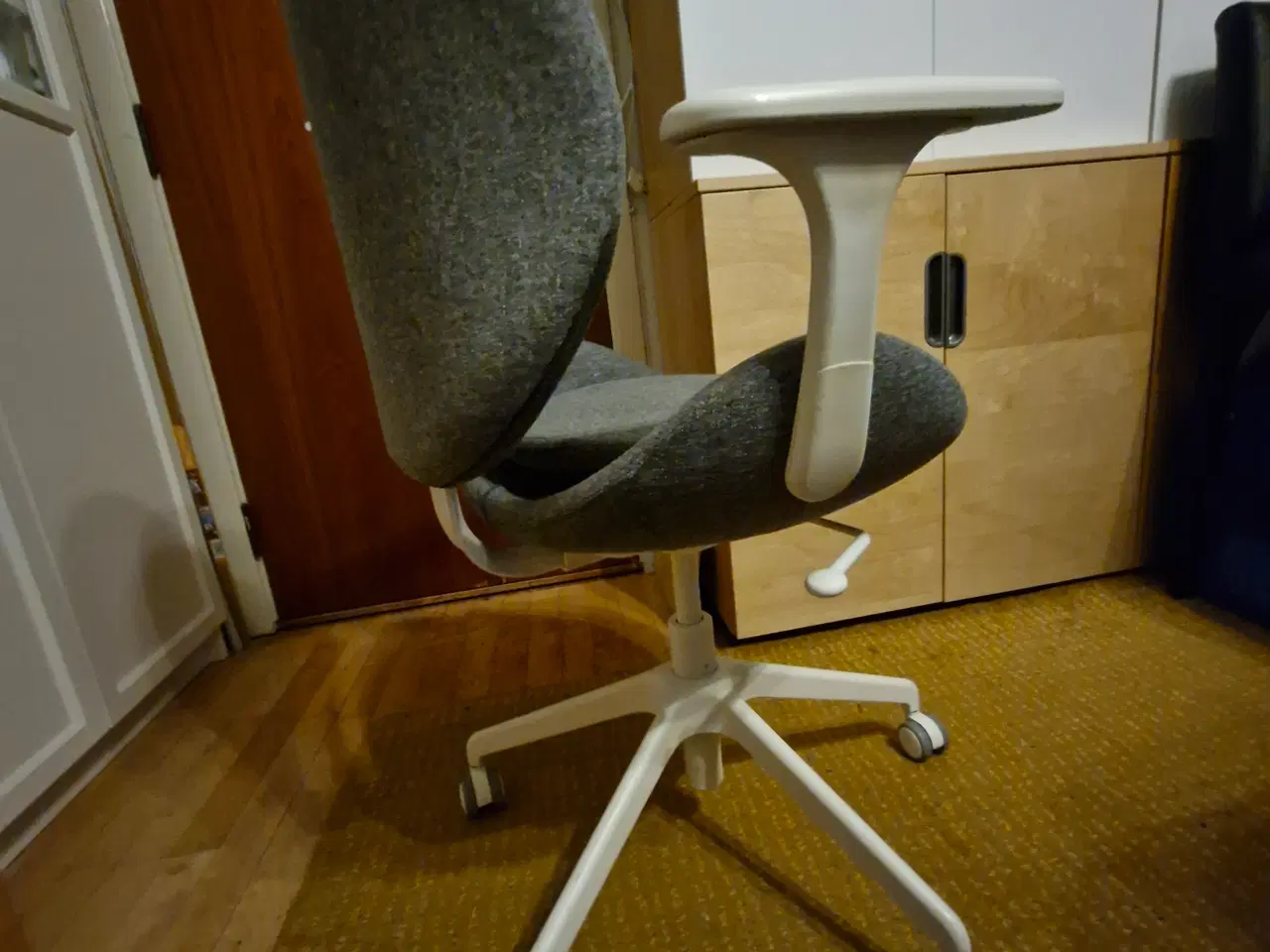 Billede 3 - HATTEFJÄLL Kontorstol m armlæn, Gunnared mellemgrå