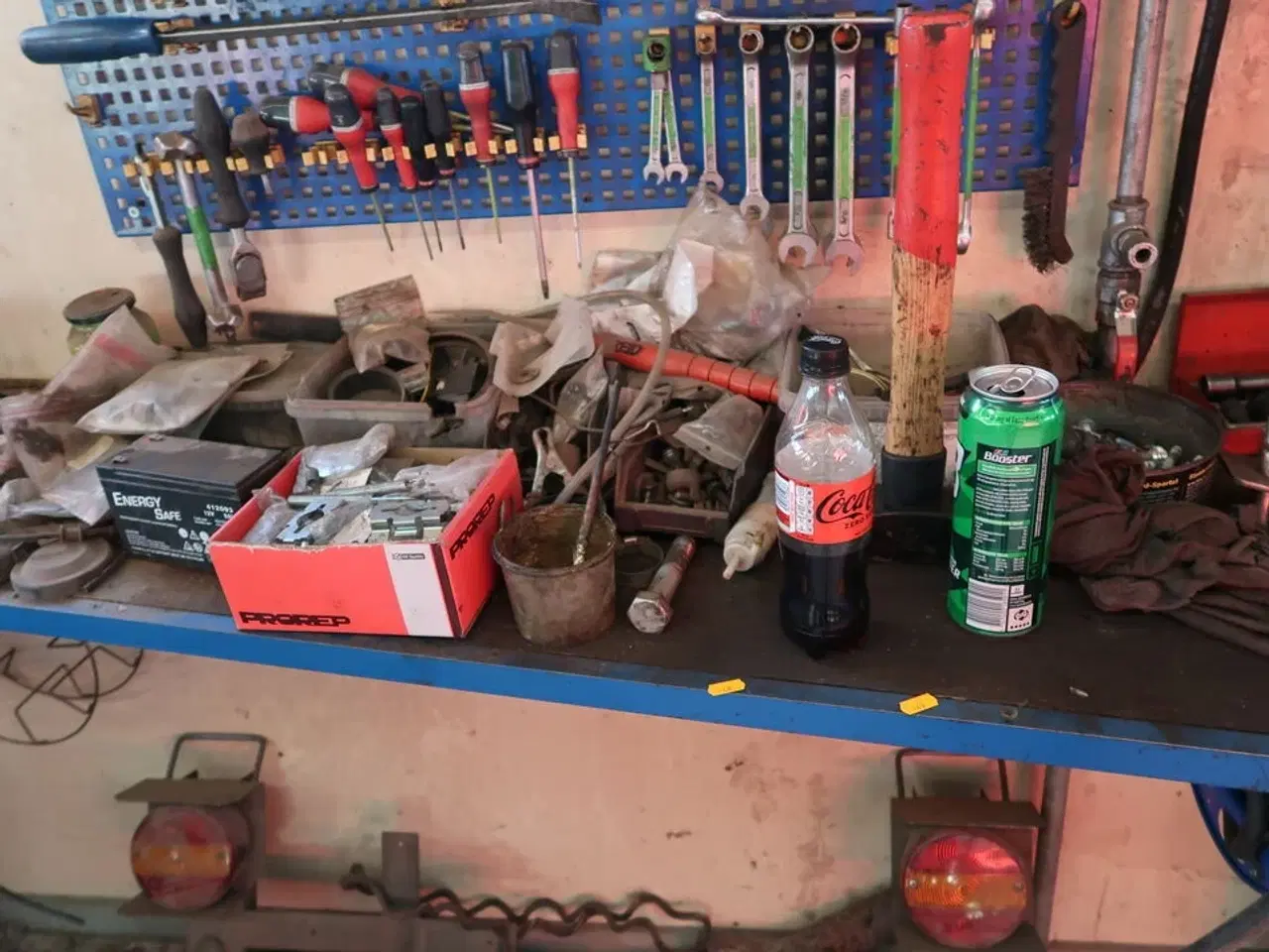 Billede 3 - Arbejdsbord med skrue samt div. Værktøj m.m.