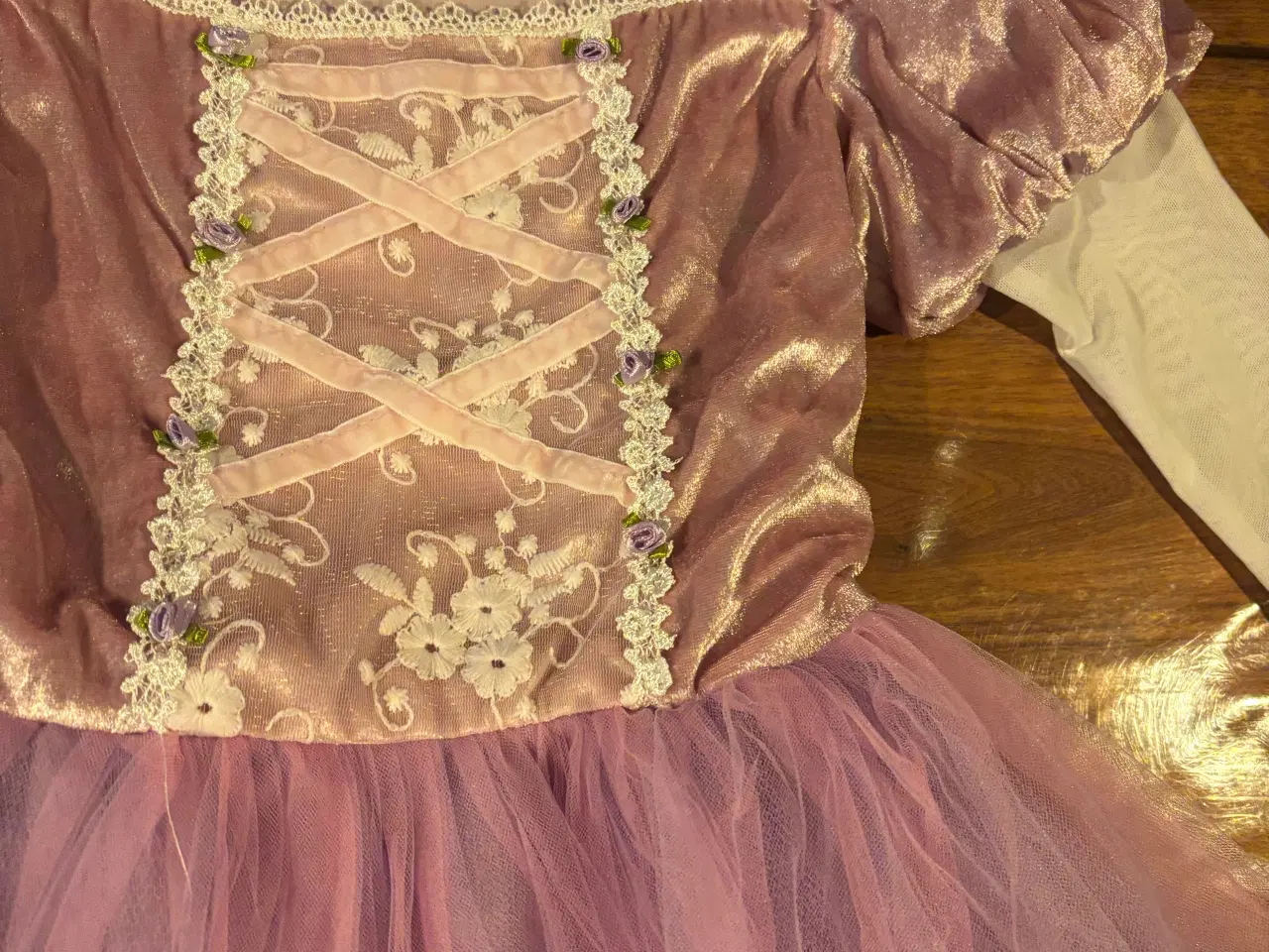 Billede 3 - Prinsessekostume str 130 (lille i størrelsen)