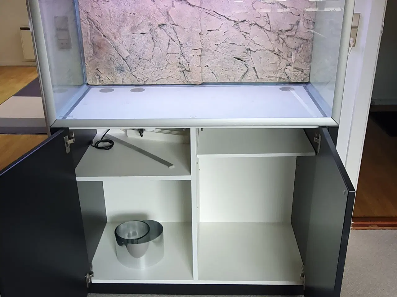 Billede 6 - 250 ltr Akvarie + armatur + kabinet + baggrund