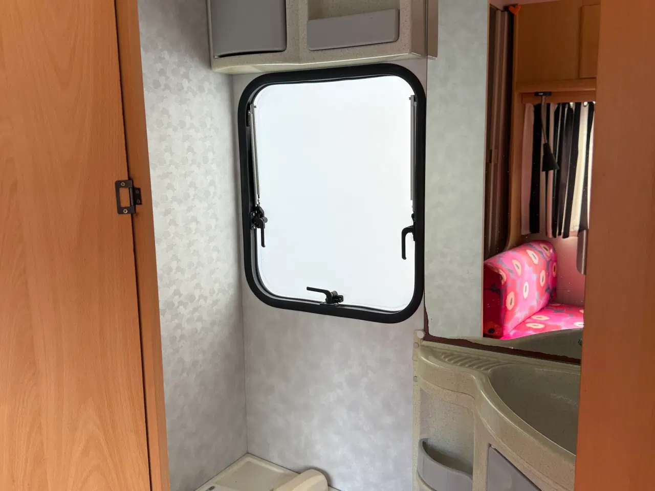 Billede 7 - Campingvogn i glade farver