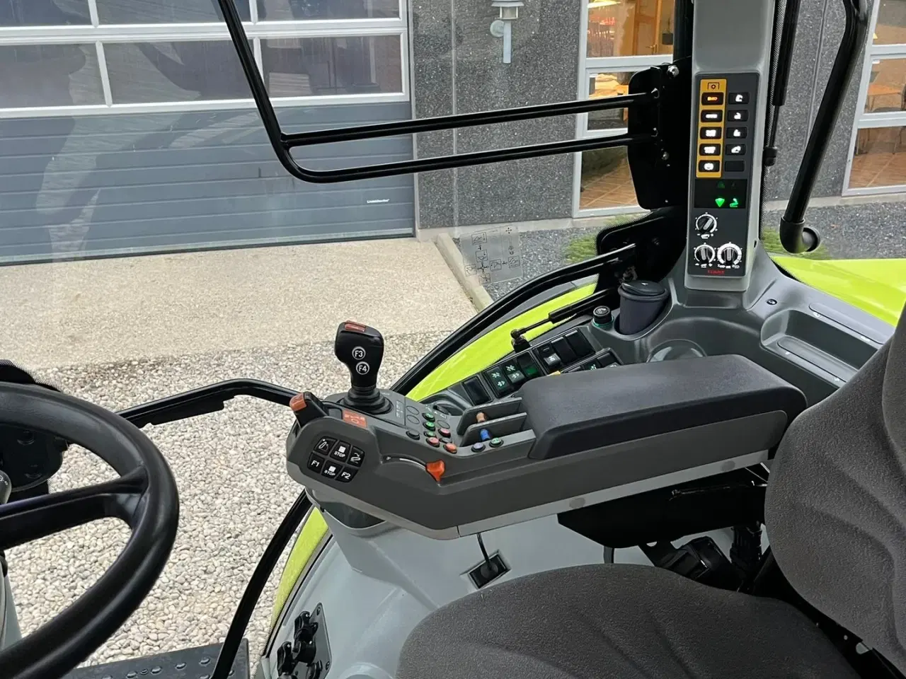 Billede 11 - CLAAS ARION 650 med frontlift og frontlæsser