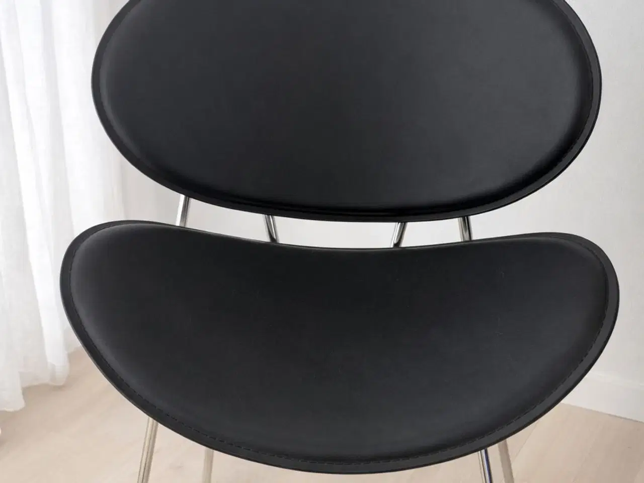 Billede 1 - Moderne sort stol med stålben – flot designerlook