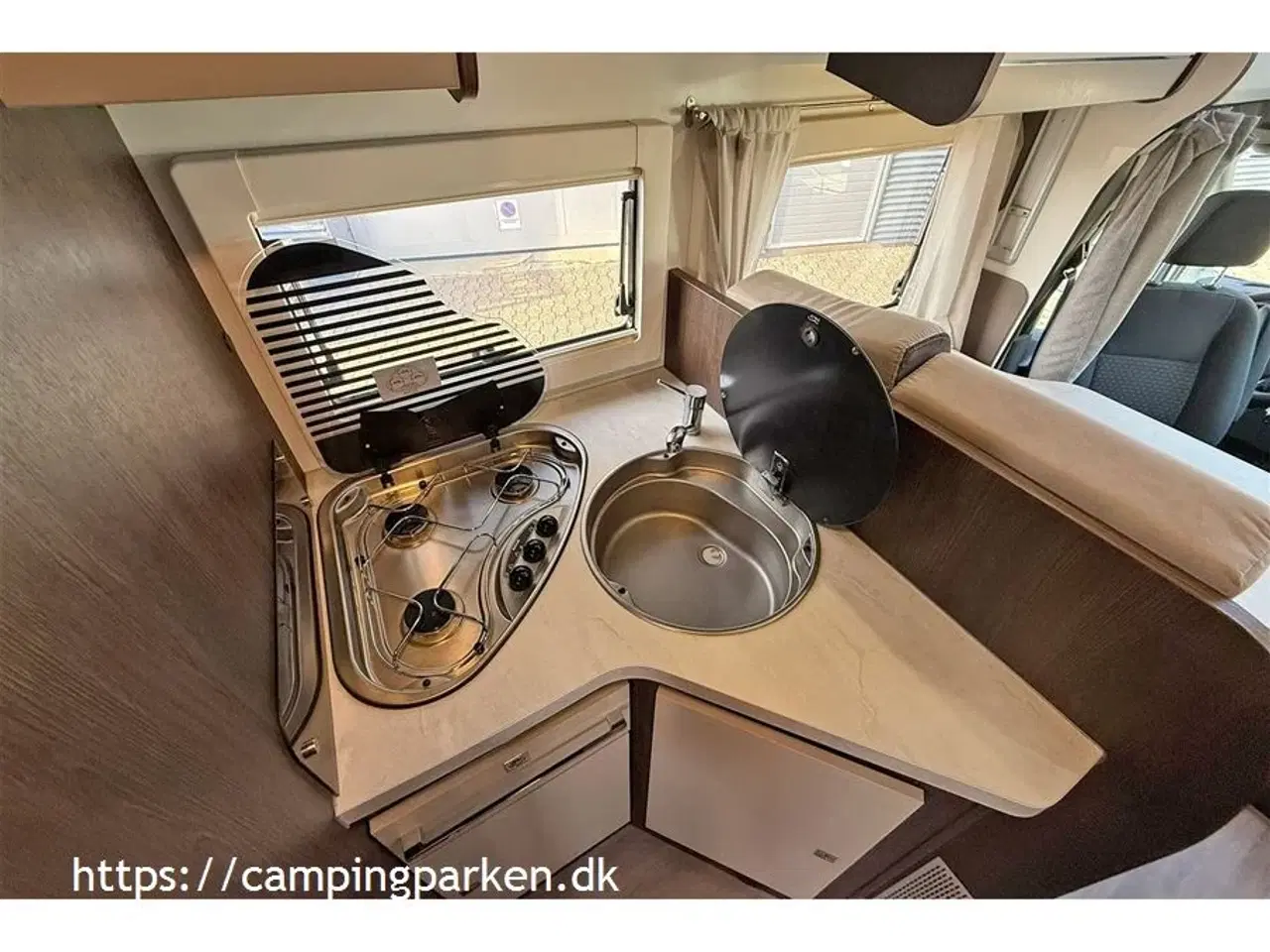 Billede 10 - 2021 - Benimar Super fin og velholdt autocamper med dobbeltseng og 5 selepladser