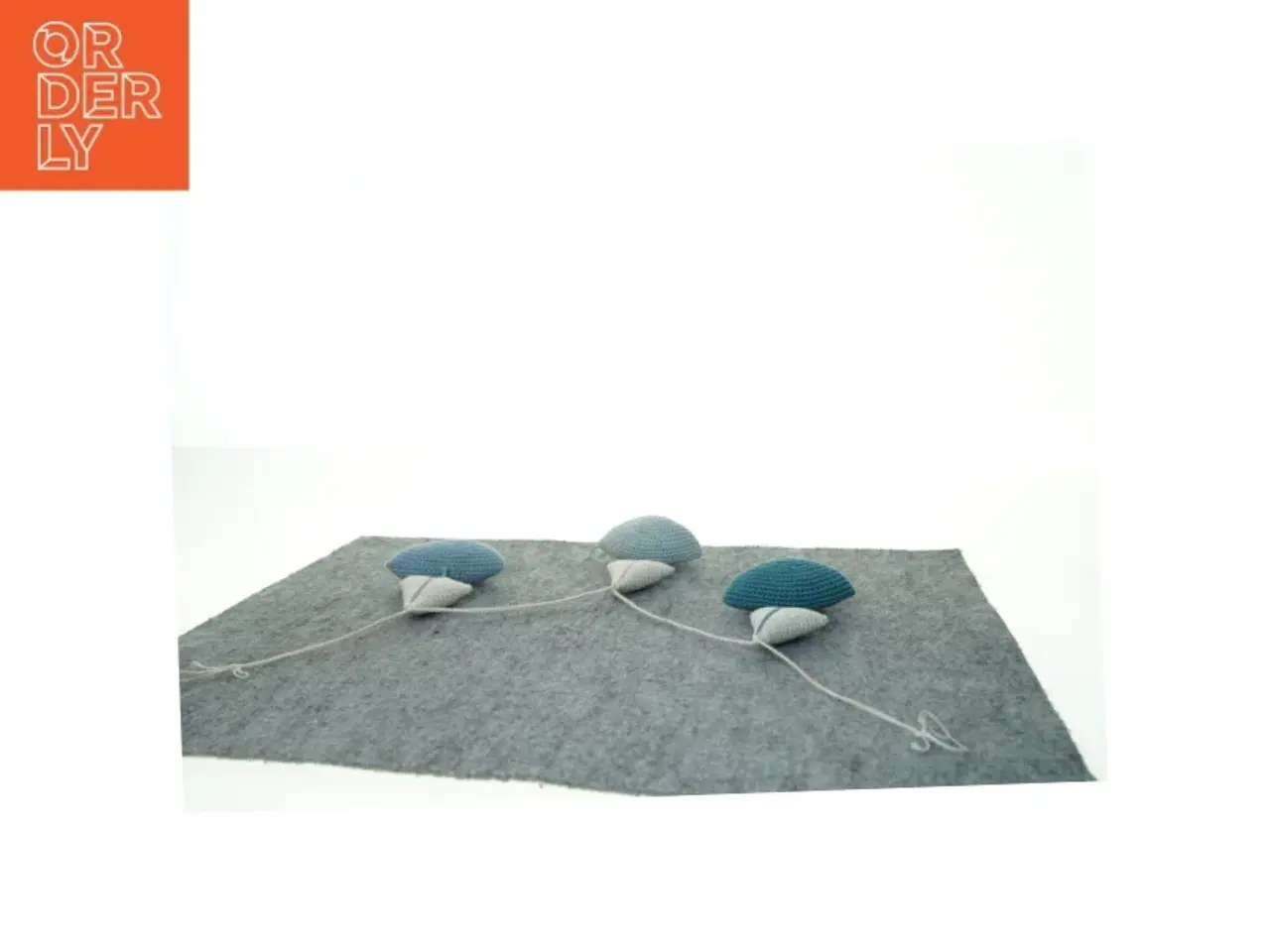 Billede 3 - Strikket pynt til barnevogn el. lign. (str. 70 x 12 cm)