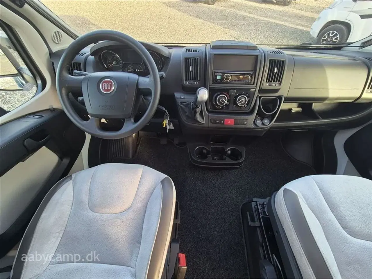 Billede 6 - 2018 - Knaus Sky TI 700 MEB Automatgear. Solceller. Batteri. cykelstativ. Elektrisk indgangstrin. Elektrisk Markise. Anhængertræk. KUN 35,700 KM!!!