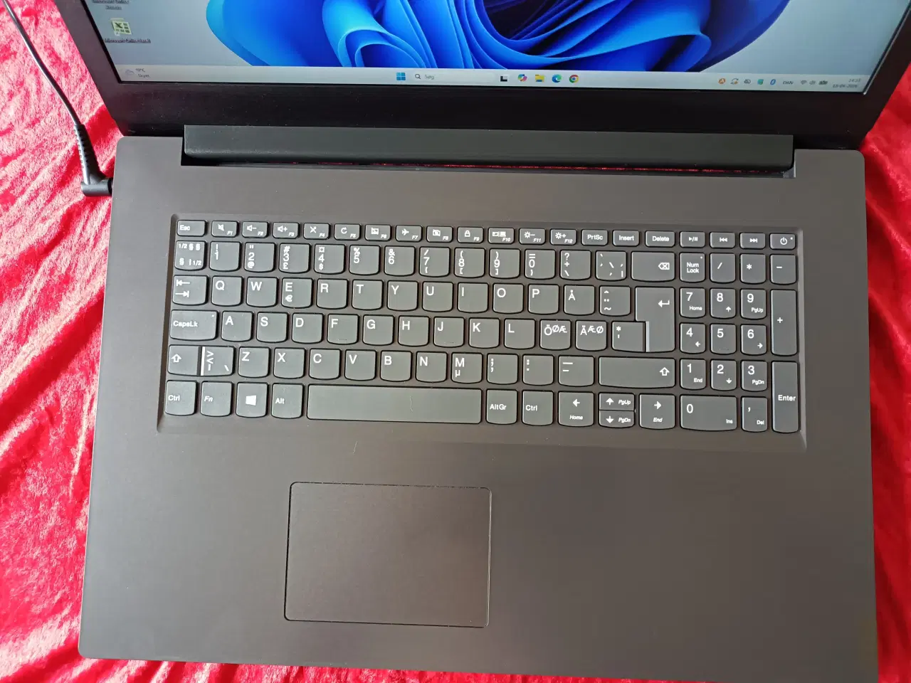 Billede 3 - Lenovo 17,3" skærm 256Gb nvme 8Gb ddr4