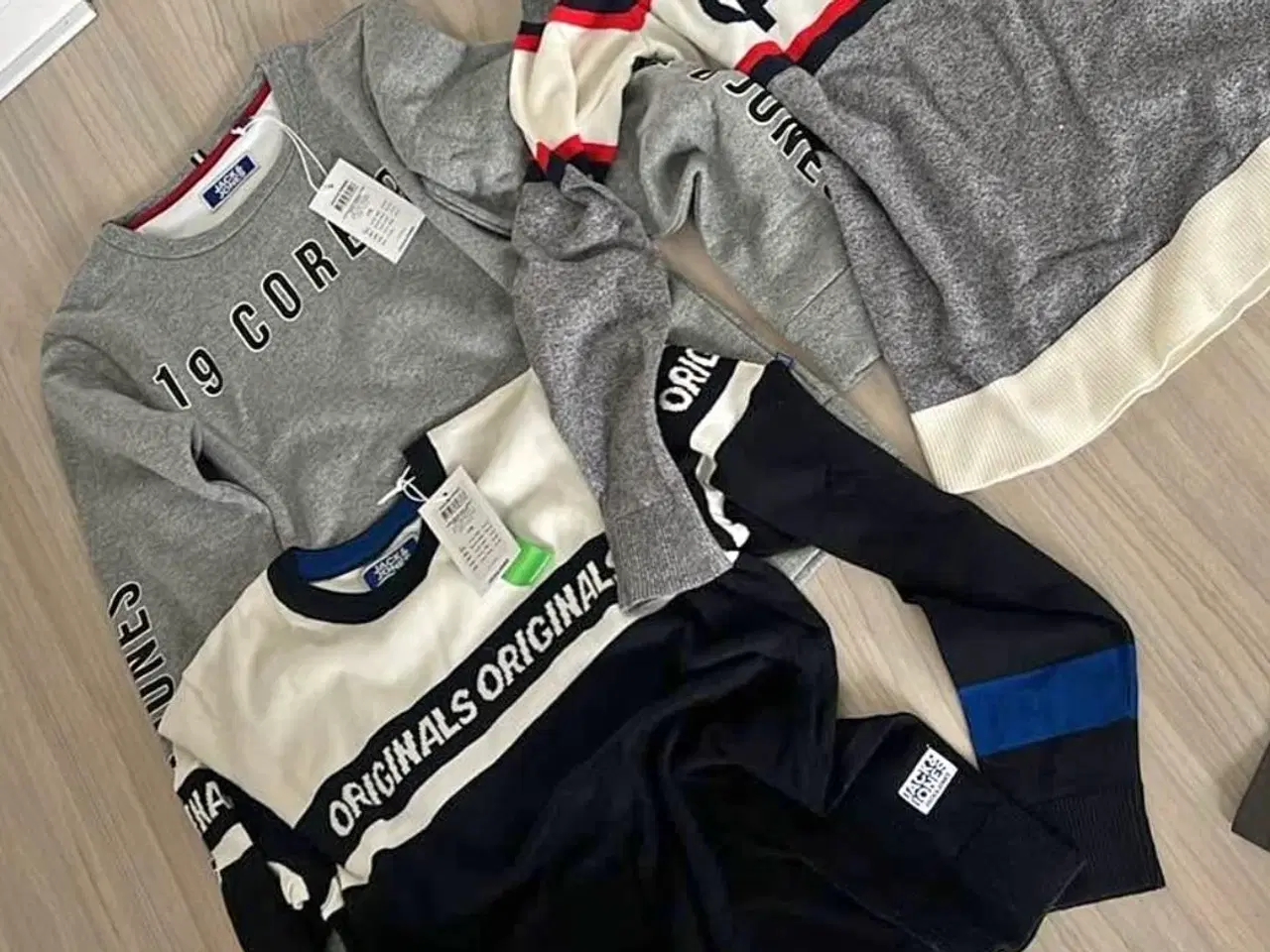 Billede 14 - Nike træningstøj 2 sæt, nyt. Alt er str M. Byd👍