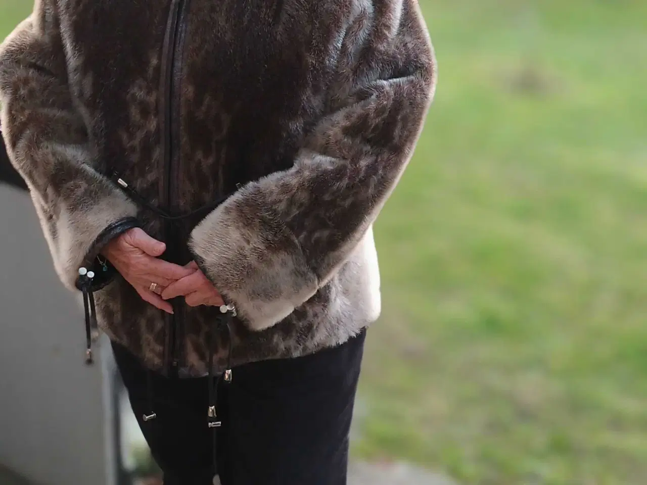 Billede 5 - Sælskindsjakke med smarte detaljer 