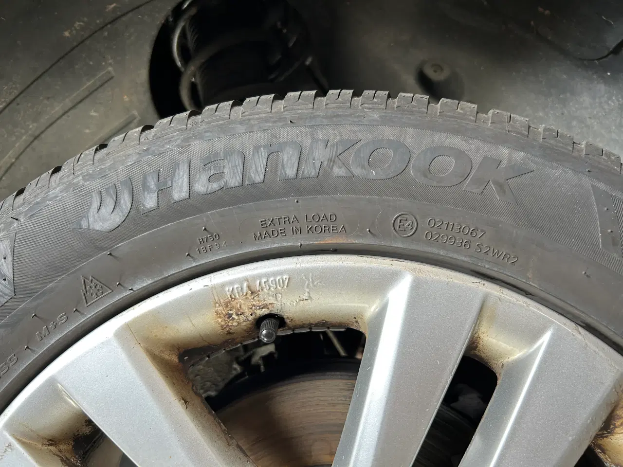 Billede 2 - VW 17" Alu-fælge monteret med næsten nye Helårsdæk