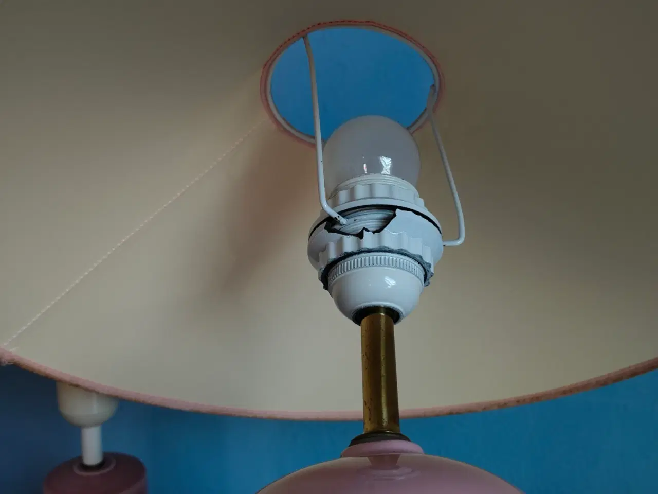 Billede 5 - To lyserøde bordlamper – retro stil