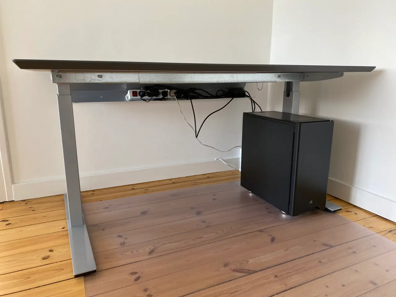 Billede 4 - Dencon Skrivebord 140x80 cm – Justerbar Højde