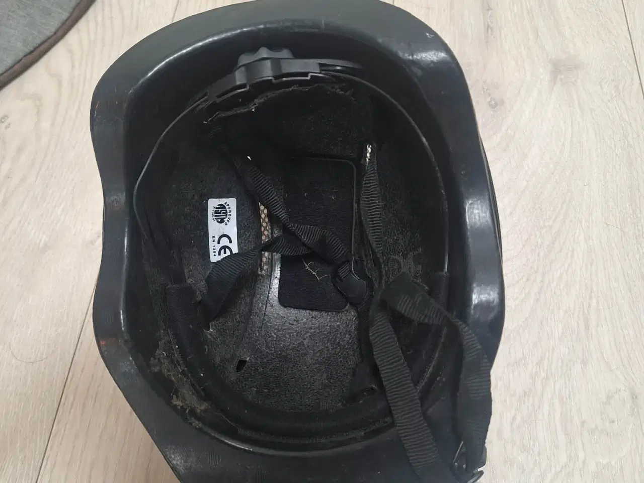 Billede 1 - Klassisk sort ridehjelm