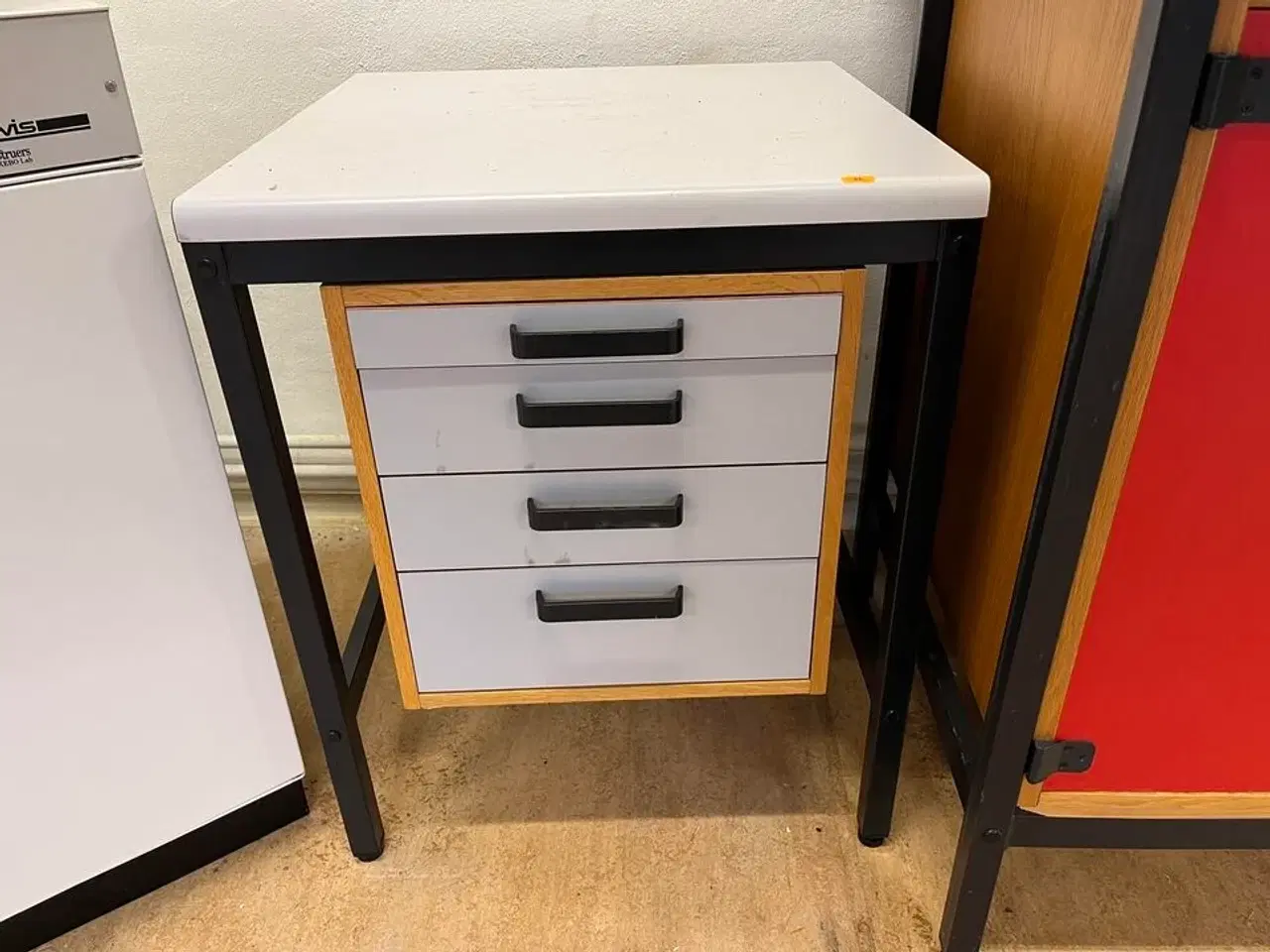 Billede 2 - Skab med vask og varmevands beholder og stålplade, samt afsætnings bord