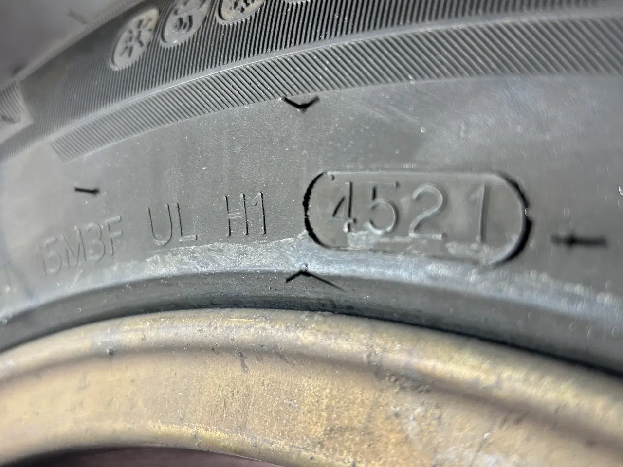 Billede 3 - VW 17" Alu-fælge monteret med næsten nye Helårsdæk