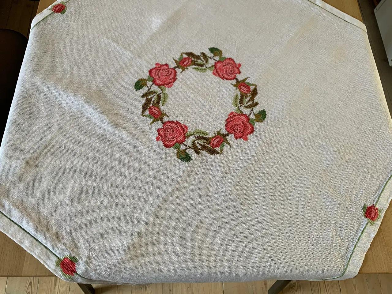 Billede 1 - Smukt broderet dug i hør