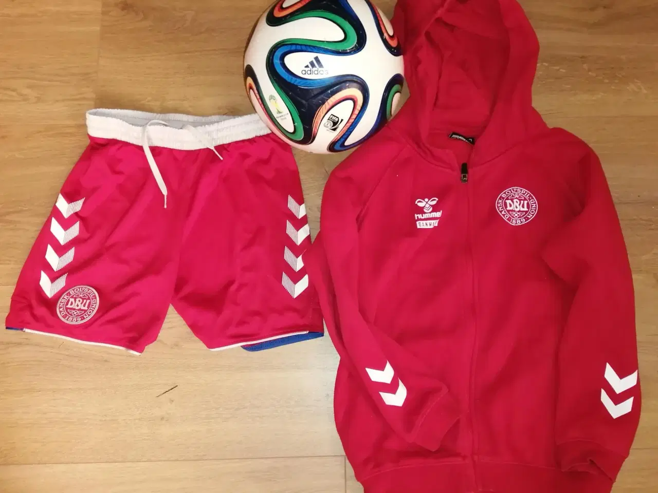 Billede 1 - DANMARK SWEAT, SHORTS STR. 10 ÅR OG ADIDAS FODBOLD