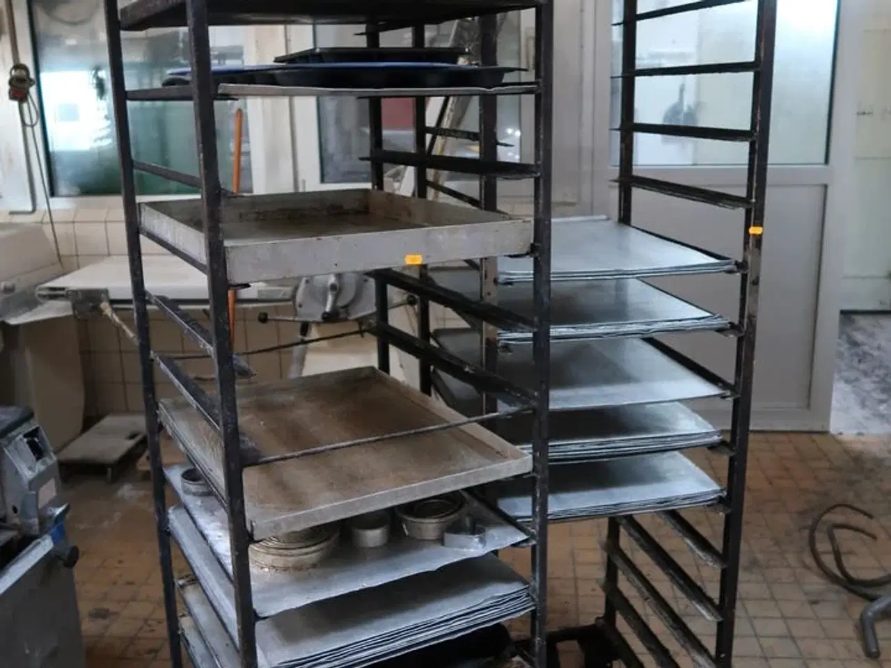 Billede 2 - 2 stk. stikvogne med div. Bageplader og forme